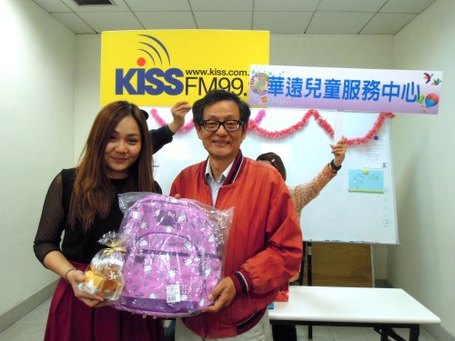 KISS RADIO DJ梅格（左）致贈背包等物資給華遠兒童服務中心主任陳邦富